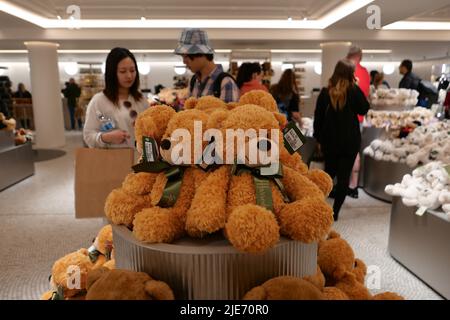 Harrods magasin de luxe en plein essor avec les clients de nouveau depuis Covid- 19 restrictions a terminé Louis XIII boissons alcoolisées vendant pour des milliers de livres pour ceux avec des poches profondes il est laissé à maturité pendant 100 ans et a un goût très distinctif comme aucun autre , Et les Harrods Bears et les jouets mous sont en train de sortir des étagères. Désormais, même les Harrods Christmas 2022 Bears sont disponibles et ont été achetés dès maintenant à 6 juin mois avant Noël. Le compagnon câleux fait un merveilleux souvenir du grand magasin de renommée mondiale et les Harrods Bears et les jouets mous ont devenir un peu une institution . Banque D'Images