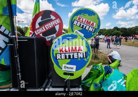 Munich, Bavière, Allemagne. 25th juin 2022. Sept ans après le dernier sommet de Schloss Elmau G7 (Groupe des sept), la dernière réunion se réunit pour discuter de sujets tels que la reprise après la crise du coronavirus, le libre-échange équitable, le changement climatique, l'égalité des sexes et la biodiversité. Comme en 2015, le versement de 2022 a été accueilli par de grandes manifestations à Garmisch, ainsi qu'à Munich, en Allemagne. Le coût total pour les contribuables allemands du sommet est de plus de 170 millions d'euros, avec environ 140 millions pour la police seule. (Image de crédit: © Sachelle Babbar/ZUMA Press Wire) Banque D'Images