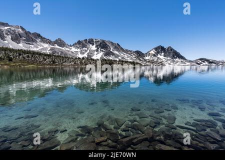 Réflexions du lac Duck près des lacs Mammoth dans les montagnes de la Sierra Nevada en Californie. Banque D'Images