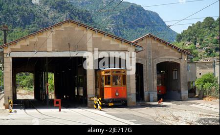 Tramway rouge vintage dans le hangar Soller Mallorca Espagne. Banque D'Images