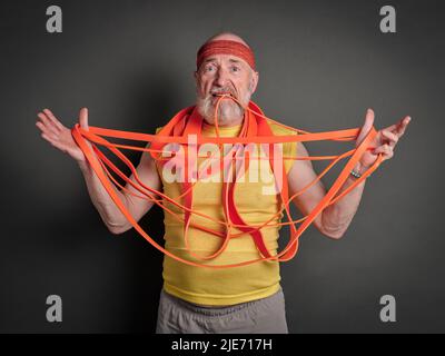 confondu homme âgé avec un tas de groupes de résistance, fitness plus de 60 concept Banque D'Images