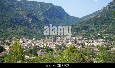 Vue de Soller Mallorca d'en haut avec les montagnes de Tramuntana en arrière-plan. Banque D'Images