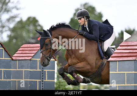 Tracas. Royaume-Uni. 25 juin 2022. La réunion Al Shira'aa Hickstead Derby. Champ de foire de Hickstead. Tracas. Ella Dalton (GBR) a fait le cheval sur MUCHACHO pendant la Billy Stud Auction, classe des jeunes de 5 ans. Banque D'Images