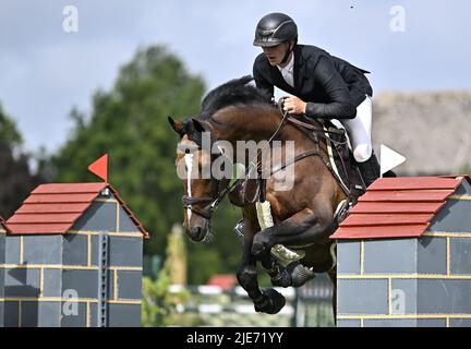 Tracas. Royaume-Uni. 25 juin 2022. La réunion Al Shira'aa Hickstead Derby. Champ de foire de Hickstead. Tracas. Ross Gillmour (GBR) à cheval sur MOGHI pendant la Billy Stud Auction, classe des 5 ans. Banque D'Images