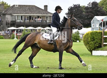 Tracas. Royaume-Uni. 25 juin 2022. La réunion Al Shira'aa Hickstead Derby. Champ de foire de Hickstead. Tracas. Robert WHITAKER (GBR) à cheval EVERT pendant le clip My Horse.TV Hickstead Master's Trophy. Banque D'Images