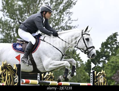 Tracas. Royaume-Uni. 25 juin 2022. La réunion Al Shira'aa Hickstead Derby. Champ de foire de Hickstead. Tracas. Henry TURRELL (GBR) à bord DE CHALLENGER pendant le trophée de maître clip My Horse.TV Hickstead. Banque D'Images