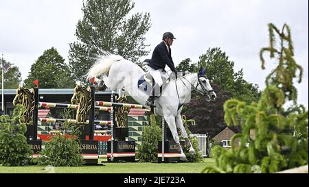 Tracas. Royaume-Uni. 25 juin 2022. La réunion Al Shira'aa Hickstead Derby. Champ de foire de Hickstead. Tracas. John POPELY (GBR) de l'équitation POUR LE PLAISIR pendant le clip My Horse.TV Hickstead Master's Trophy. Banque D'Images