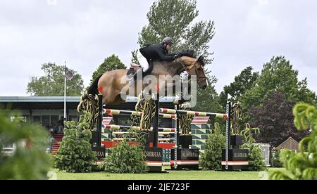 Tracas. Royaume-Uni. 25 juin 2022. La réunion Al Shira'aa Hickstead Derby. Champ de foire de Hickstead. Tracas. Gregory HILL (GBR) à cheval BIG BEN pendant le clip My Horse.TV Hickstead Master's Trophy. Banque D'Images