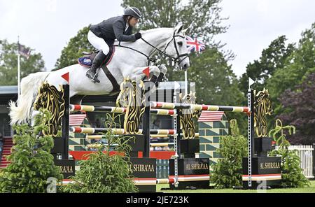 Tracas. Royaume-Uni. 25 juin 2022. La réunion Al Shira'aa Hickstead Derby. Champ de foire de Hickstead. Tracas. Henry TURRELL (GBR) à bord DE CHALLENGER pendant le trophée de maître clip My Horse.TV Hickstead. Banque D'Images