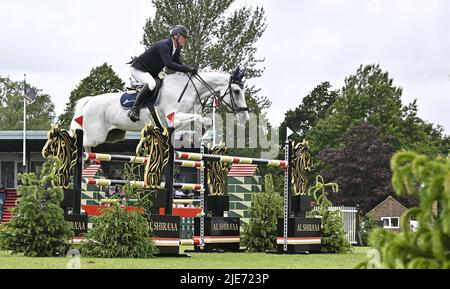 Tracas. Royaume-Uni. 25 juin 2022. La réunion Al Shira'aa Hickstead Derby. Champ de foire de Hickstead. Tracas. John POPELY (GBR) de l'équitation POUR LE PLAISIR pendant le clip My Horse.TV Hickstead Master's Trophy. Banque D'Images