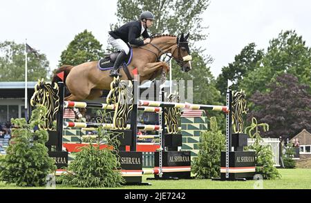 Tracas. Royaume-Uni. 25 juin 2022. La réunion Al Shira'aa Hickstead Derby. Champ de foire de Hickstead. Tracas. Christopher SMITH (GBR) à cheval LUTTORIA pendant le Trophée de maître clip My Horse.TV Hickstead. Banque D'Images