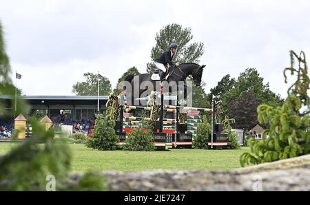 Tracas. Royaume-Uni. 25 juin 2022. La réunion Al Shira'aa Hickstead Derby. Champ de foire de Hickstead. Tracas. Shane BREEN (IRL) à cheval VISTOGRAND pendant le clip My Horse.TV Hickstead Master's Trophy. Banque D'Images