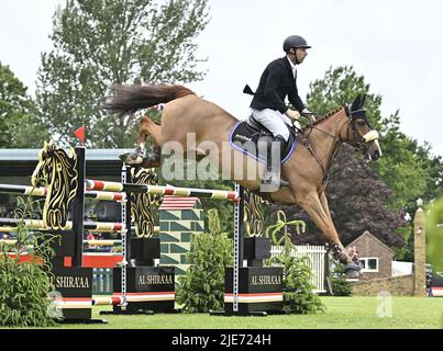 Tracas. Royaume-Uni. 25 juin 2022. La réunion Al Shira'aa Hickstead Derby. Champ de foire de Hickstead. Tracas. Christopher SMITH (GBR) à cheval LUTTORIA pendant le Trophée de maître clip My Horse.TV Hickstead. Banque D'Images