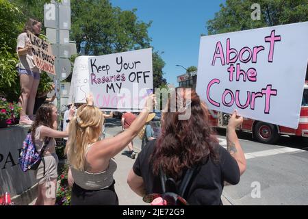 Brattleboro, Vermont. LE 25 JUIN 2022 : manifestation contre la Cour suprême qui renversa Roe v Wade sur 24 juin, une des nombreuses manifestations pro-choix dans tout le pays, y compris dans de petites villes comme Brattleboro. Banque D'Images