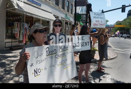 Brattleboro, Vermont. LE 25 JUIN 2022 : manifestation contre la Cour suprême qui renversa Roe v Wade sur 24 juin, une des nombreuses manifestations pro-choix dans tout le pays, y compris dans de petites villes comme Brattleboro. Banque D'Images