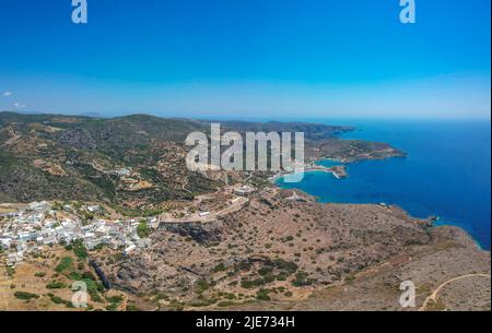 Vue panoramique aérienne à couper le souffle sur Chora, Kythera près du château au coucher du soleil. Paysage majestueux sur l'île de Kythera en Grèce, en Europe. Banque D'Images