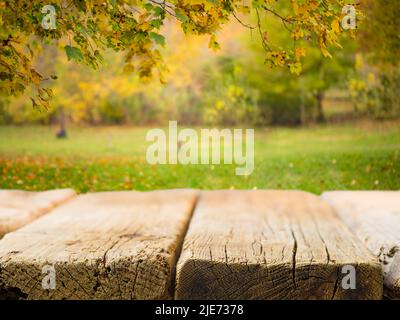 Table en bois vide sur le fond de la belle nature d'automne. Pique-nique, loisirs en plein air, scènes calmes, vacances, jour de repos, romance, solitude, beauté Banque D'Images