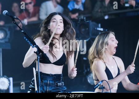 ROYAUME-UNI. 25th juin 2022. ROYAUME-UNI. Samedi 25 juin 2022. Les sœurs Danielle Haim & Este Haim du groupe HAIM se présentant sur la Pyramid Stage pendant le Glastonbury Festival digne Farm . Photo par crédit : Julie Edwards/Alamy Live News Banque D'Images