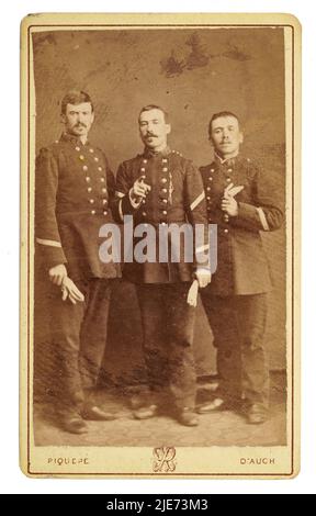 Antquie carte de visite photographie des soldats français du 88th Régiment d'infanterie, régiment d'infanterie de ligne, 19th siècle, vers 1880. Prise par Piqueoe Peintre Photographe, Auch, France Banque D'Images