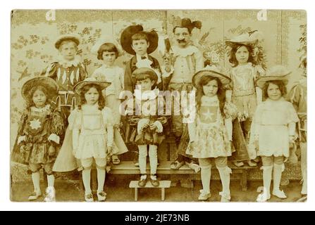 Carte postale française originale de charme de jeunes enfants en costume de fantaisie de la cour de Louis XIV, éventuellement une fête d'anniversaire ou de fête, jour national, envoyé à l'adresse à Authon-du-Perche à Eure-et-Loire, publié en 1910. Banque D'Images