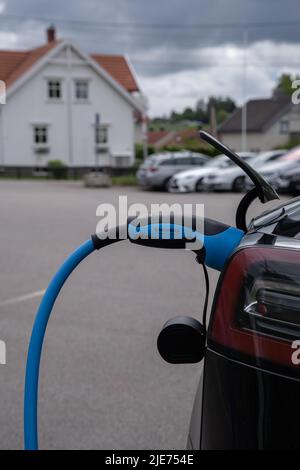 Stokke, Norvège - 25 mai 2022 : un cliché statique d'une charge de moteur double Tesla noir solide modèle 3 à la station de charge CA de la municipalité de Sandefjord Banque D'Images