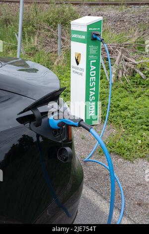 Stokke, Norvège - 25 mai 2022 : un cliché statique d'une charge de moteur double Tesla noir solide modèle 3 à la station de charge CA de la municipalité de Sandefjord Banque D'Images