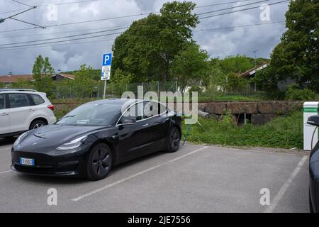 Stokke, Norvège - 25 mai 2022 : un cliché statique d'une charge de moteur double Tesla noir solide modèle 3 à la station de charge CA de la municipalité de Sandefjord Banque D'Images