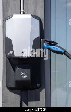 Bo, Norvège - 26 mai 2022 : un cliché statique d'une charge de moteur double Tesla noir solide modèle 3 à la station de charge de l'école de conduite Salto ABL AC en a. Banque D'Images