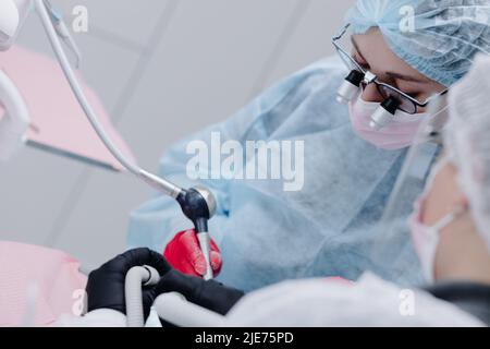 Femmes dentistes au travail. Photo gros plan. Photo de haute qualité Banque D'Images