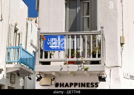 Mykonos, Grèce - juin 2022: Panneau sur le balcon d'une maison montrant aux visiteurs le chemin vers la région appelée petite Venise dans la ville sur l'île grecque Banque D'Images