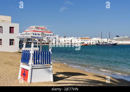 Mykonos, Grèce - juin 2022 : plate-forme en bois utilisée par les sauveteurs sur la petite plage de sable de la ville Banque D'Images