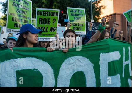 Los Angeles, Californie, États-Unis. 24th juin 2022. Des centaines de manifestants pour le droit à l'avortement traversent le centre-ville de Los Angeles après la décision Roe c. Wade. (Credit image: © Raquel Natalicchio/ZUMA Press Wire) Banque D'Images