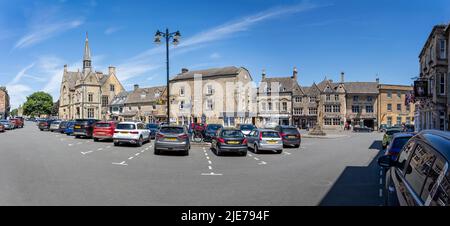 Boutiques et restaurants de la place du marché à Stow-on-the-Wold, Gloucestershire, Royaume-Uni, le 20 juin 2022 Banque D'Images
