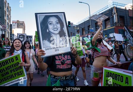 Los Angeles, Californie, États-Unis. 24th juin 2022. Des centaines de manifestants pour le droit à l'avortement traversent le centre-ville de Los Angeles après la décision Roe c. Wade. (Credit image: © Raquel Natalicchio/ZUMA Press Wire) Banque D'Images