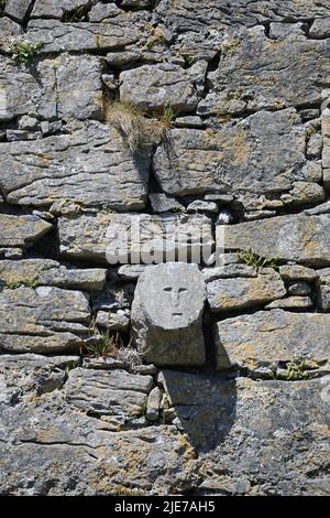 Face sculptée au château de Furmina sur Inisheer en République d'Irlande Banque D'Images