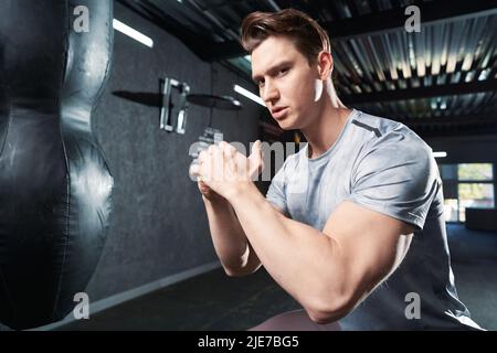 Un sportif professionnel motivé s'entraîner à la salle de gym Banque D'Images