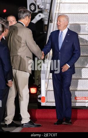 Munich, Allemagne. 25th juin 2022. Joe Biden (r), président des États-Unis, est accueilli par Markus Söder (CSU), ministre-président de la Bavière, à son arrivée à l'aéroport de Munich. L'Allemagne accueille le sommet de G7 des démocraties économiquement fortes à Schloss Elmau. Le premier jour du sommet, la situation économique mondiale, la protection du climat et la politique étrangère et de sécurité avec des sanctions contre la Russie seront discutées. Credit: Daniel Karmann/dpa/Alay Live News Banque D'Images