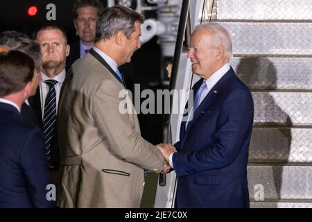 Munich, Allemagne. 25th juin 2022. Joe Biden (r), président des États-Unis, est accueilli par Markus Söder (CSU), ministre-président de la Bavière, à son arrivée à l'aéroport de Munich. L'Allemagne accueille le sommet de G7 des démocraties économiquement fortes à Schloss Elmau. Le premier jour du sommet, la situation économique mondiale, la protection du climat et la politique étrangère et de sécurité avec des sanctions contre la Russie seront discutées. Credit: Daniel Karmann/dpa/Alay Live News Banque D'Images