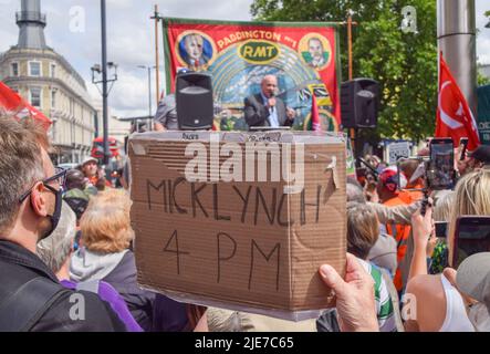 Londres, Royaume-Uni. 25th juin 2022. Un manifestant tient un panneau en carton qui indique « (secrétaire général du RMT) Mick Lynch pour le premier ministre » lors du rassemblement devant la gare de King's Cross. Des centaines de travailleurs ferroviaires et divers syndicats ont organisé un rassemblement le troisième jour de la grève nationale des chemins de fer. Le syndicat des travailleurs du transport ferroviaire, maritime et maritime (RMT) organise des présentations pour protester contre les salaires insatisfaisants, les coupures gouvernementales et les conditions de travail. Crédit : SOPA Images Limited/Alamy Live News Banque D'Images