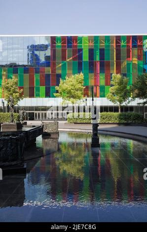 Fontaine d'eau en sculpture joute à la place Jean-Paul-Riopelle et au Palais des Congrès, Montréal, Québec, Canada. Banque D'Images