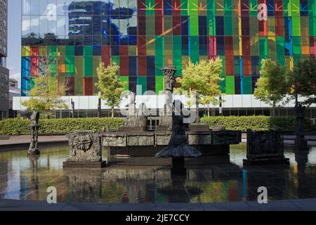 Fontaine d'eau en sculpture joute à la place Jean-Paul-Riopelle et au Palais des Congrès, Montréal, Québec, Canada. Banque D'Images