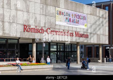 Les gens apprécient le temps chaud devant le musée romain-germanique de Cologne Banque D'Images