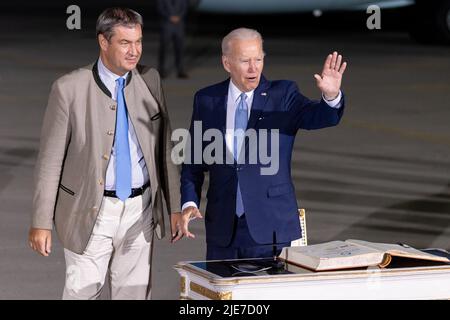 Munich, Allemagne. 25th juin 2022. Joe Biden (r), président des États-Unis, se déferle à côté de Markus Söder (CSU), premier ministre de Bavière, après son arrivée à l'aéroport de Munich. L'Allemagne accueille le sommet de G7 des démocraties économiquement fortes à Schloss Elmau. Le premier jour du sommet, la situation économique mondiale, la protection du climat et la politique étrangère et de sécurité avec des sanctions contre la Russie seront discutées. Credit: Daniel Karmann/dpa/Alay Live News Banque D'Images