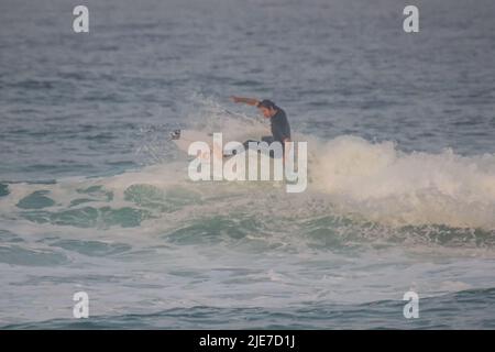 25 juin 2022: BRÉSIL. RIO DE JANEIRO 25 juin 2022 -WLS. OI RIO PRO SAQUAREMA. Journée de congé au championnat. Les surfeurs peuvent prendre l'occasion de s'entraîner à la plage d'ItaÃºna, Saquarema. Sur la photo, le surfeur Jordy Smith. (Image de crédit : © Ellan Lustosa/ZUMA Press Wire) Banque D'Images