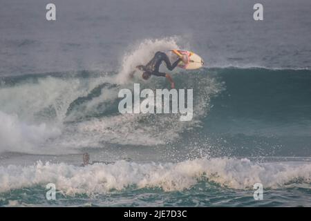 25 juin 2022: BRÉSIL. RIO DE JANEIRO 25 juin 2022 -WLS. OI RIO PRO SAQUAREMA. Journée de congé au championnat. Les surfeurs peuvent prendre l'occasion de s'entraîner à la plage d'ItaÃºna, Saquarema. Sur la photo, surfeur Guilherme Herdy. (Image de crédit : © Ellan Lustosa/ZUMA Press Wire) Banque D'Images