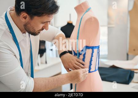 Robe à couture sur mesure pour femme dans son atelier Banque D'Images
