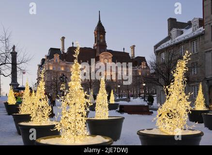 Place Jacques Cartier et Hôtel de ville avec décorations de Noël en hiver au crépuscule, Vieux-Montréal, Québec, Canada. Banque D'Images