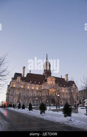 Place Jacques Cartier et Hôtel de ville avec décorations de Noël en hiver au crépuscule, Vieux-Montréal, Québec, Canada. Banque D'Images
