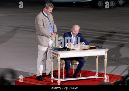 Munich, Allemagne. 25th juin 2022. Joe Biden (r), président des États-Unis, se déferle à côté de Markus Söder (CSU), premier ministre de Bavière, après son arrivée à l'aéroport de Munich. L'Allemagne accueille le sommet de G7 des démocraties économiquement fortes à Schloss Elmau. Le premier jour du sommet, la situation économique mondiale, la protection du climat et la politique étrangère et de sécurité avec des sanctions contre la Russie seront discutées. Credit: Daniel Karmann/dpa/Alay Live News Banque D'Images