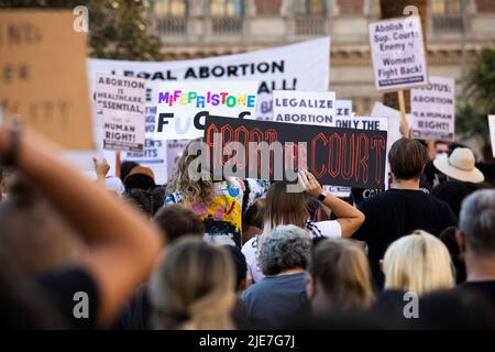 Los Angeles, Californie, États-Unis - 25 juin 2022: Des militants protestent contre le renversement de Roe c. Wade par la Cour suprême. Banque D'Images